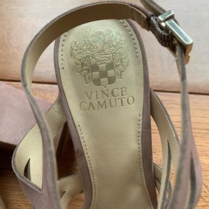 VINCE CAMUTO nude wedges